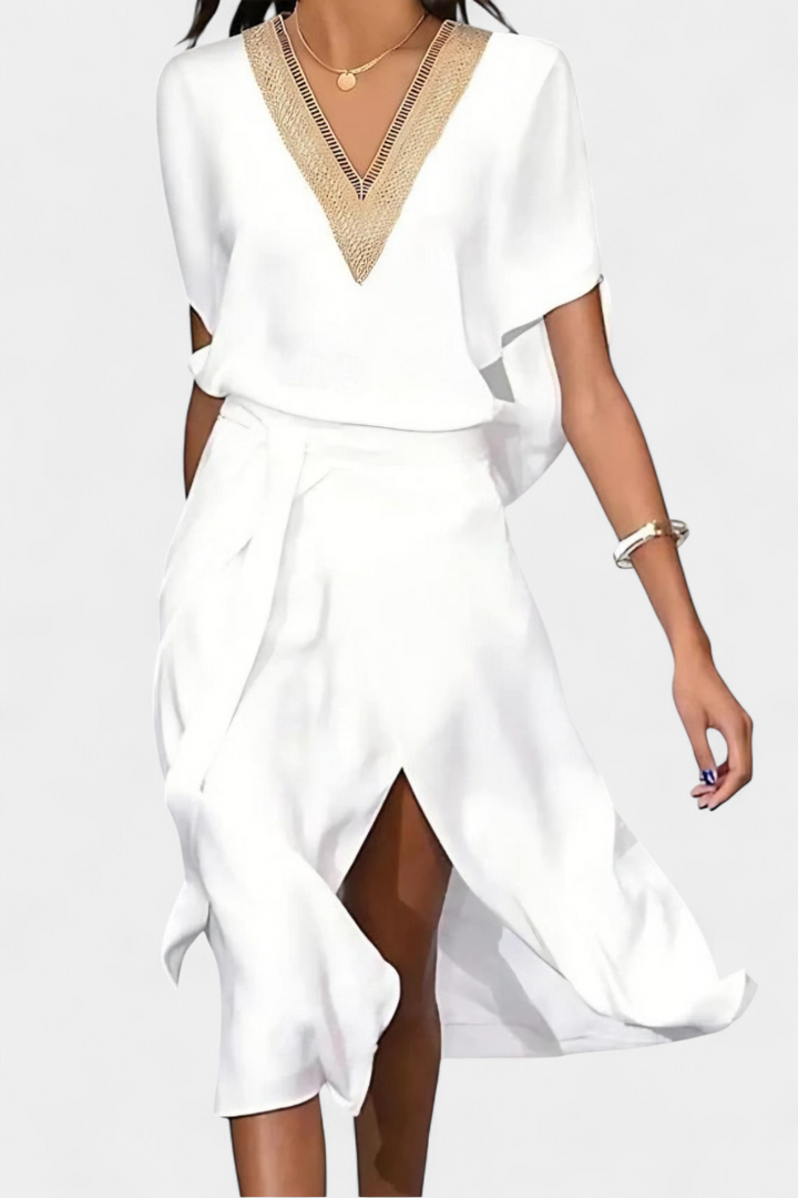 Effie Robe Blanche Croisée avec Décolleté Ajouré et Fente Frontale